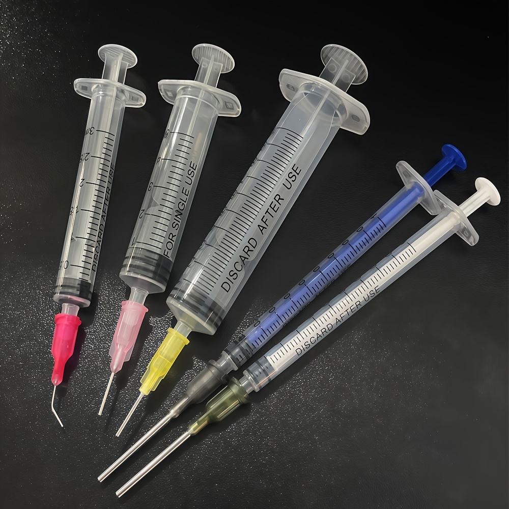 Lab Equipment - Ein Satz Präzisions-Laborspritzen mit verschiedenen Zubehörteilen,